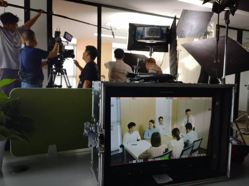 邗江区TVC拍摄公司：科技产品视觉化大师，诠释未来感与功能美学